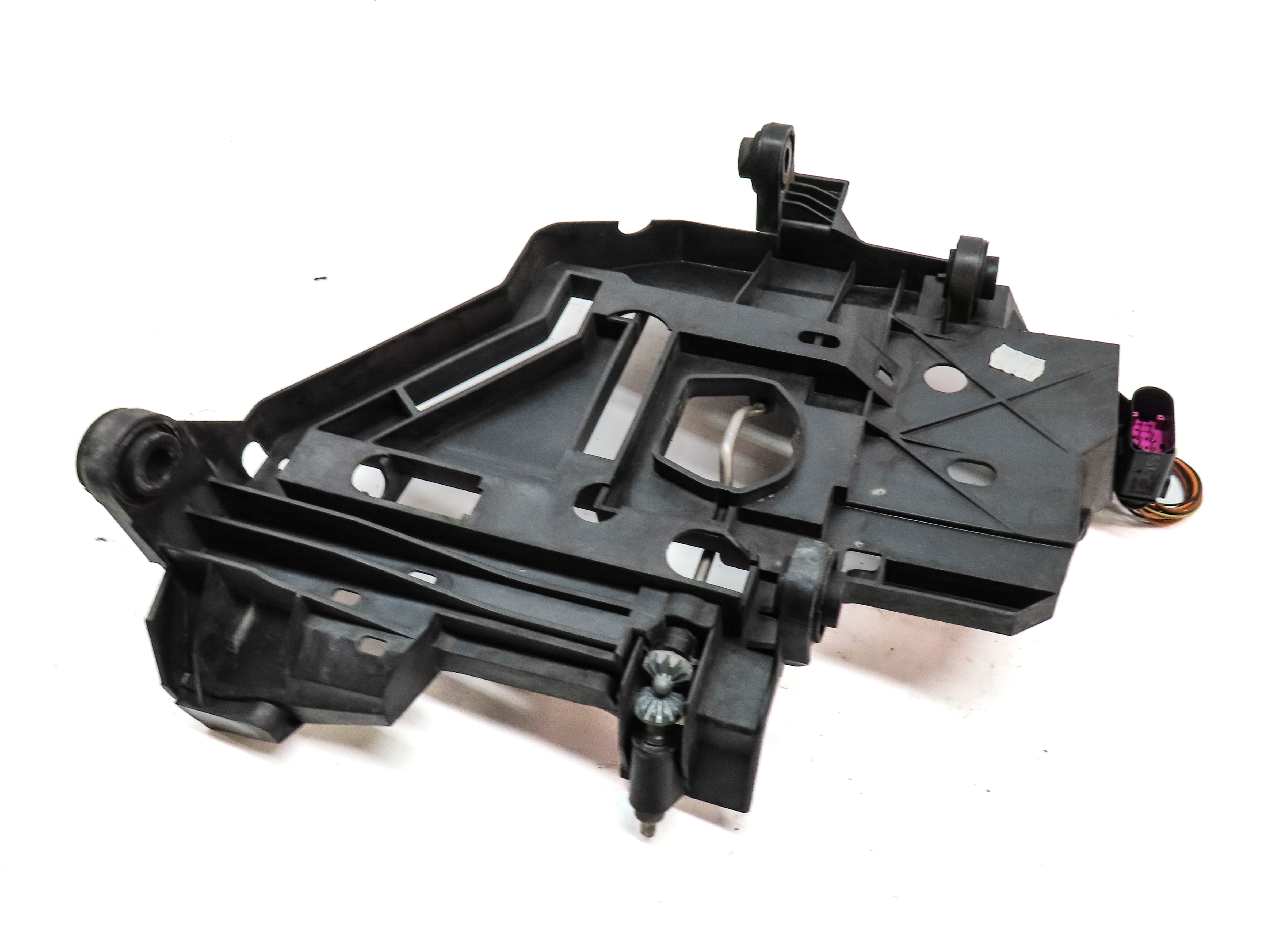 2006 PORSCHE CAYENNE S (955) FRONT LEFT DRIVER HEADLIGHT MOUNT BRACKET — exact item pictured